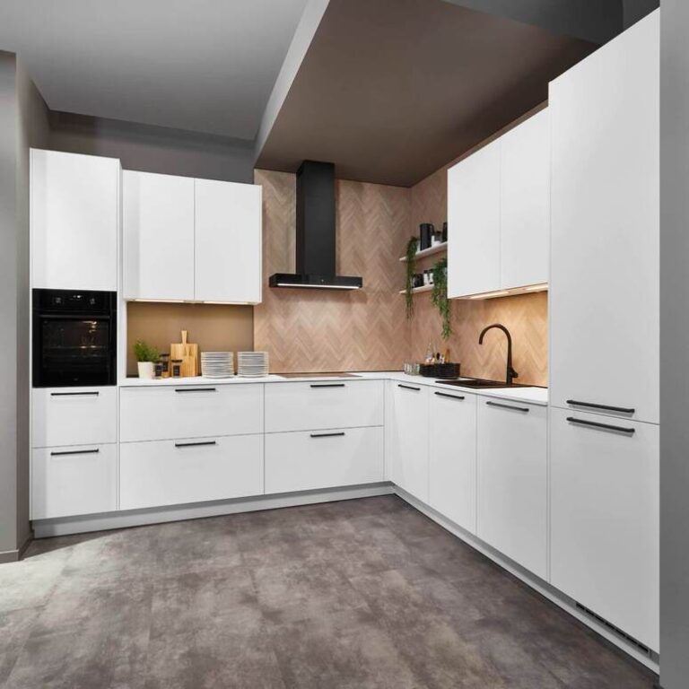 Weiße Eckküche mit Holzrückwand Weiße Eckküche mit grifflosen Fronten, Holzrückwand und schwarzer Dunstabzugshaube – Küchenberatung Braunschweig