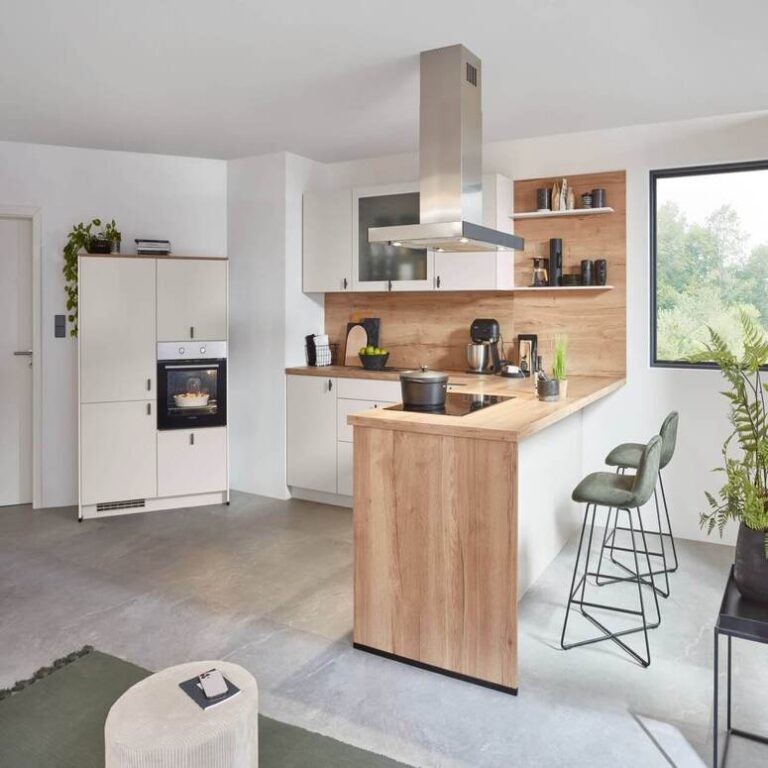 Offene Küche mit Holztheke – Küchenberatung Braunschweig Offene Küche mit Theke aus Holz, Barhockern und Insel-Dunstabzugshaube