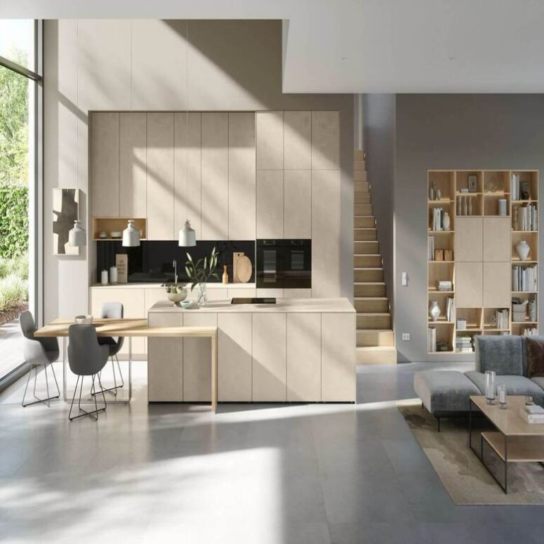 Offene Küche mit Wohnbereich Offene moderne Küche in Beige mit Kochinsel, Essplatz und angrenzendem Wohnbereich – Küchenberatung Braunschweig